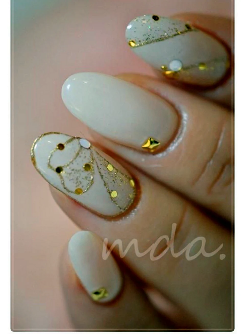 Ногти молочный с золотом