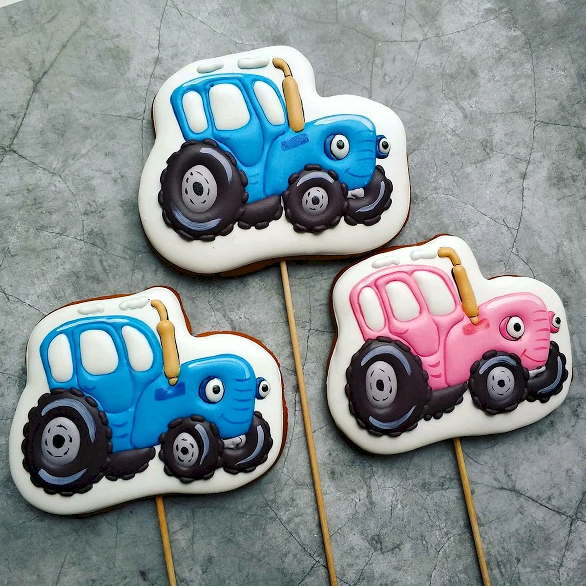 Торт синий трактор с пряниками