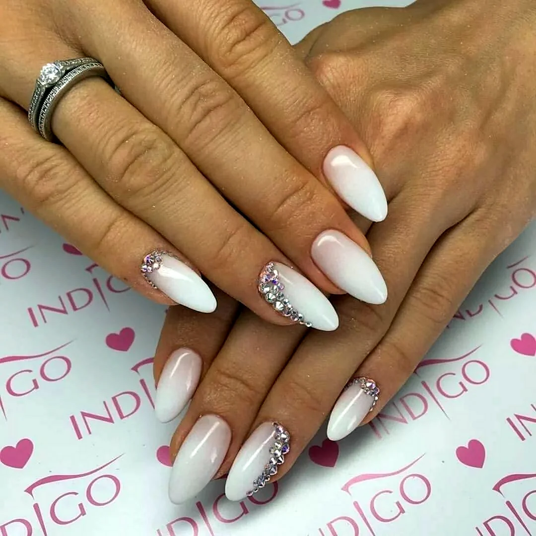 Свадебный маникюр на миндальную форму