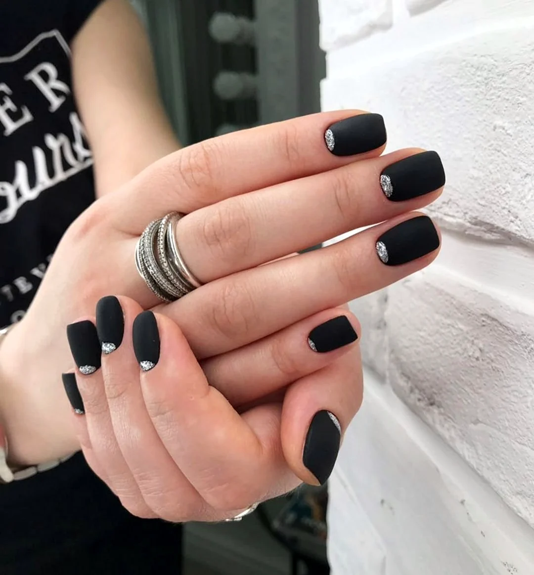 Чёрный маникюр на квадратные ногти