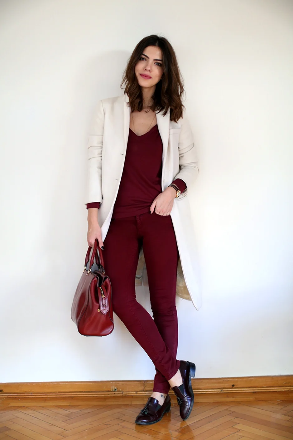 Образ с бордовыми брюками