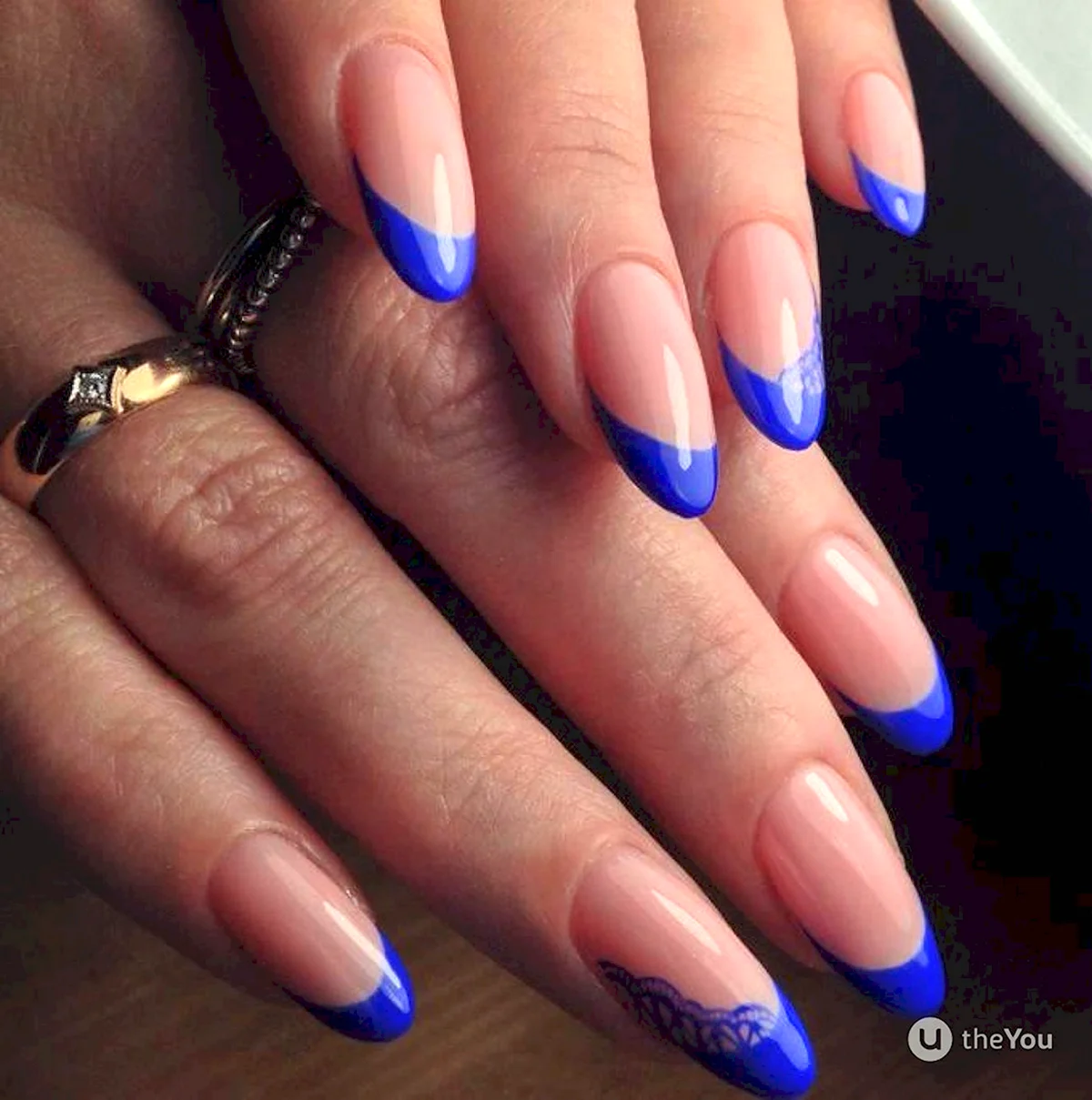 Синий френч на миндалевидных ногтях
