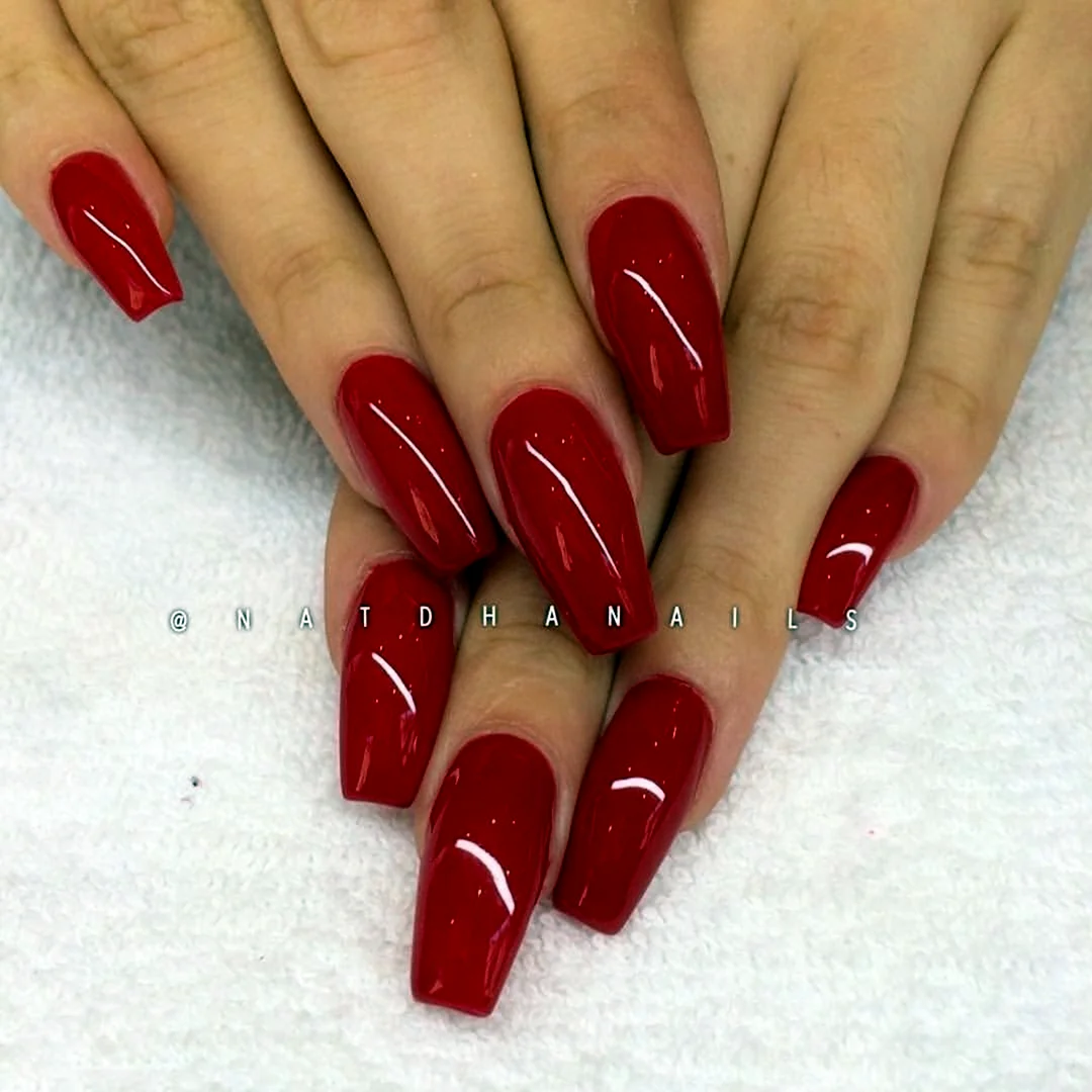 Красные ногти квадратные средней длины