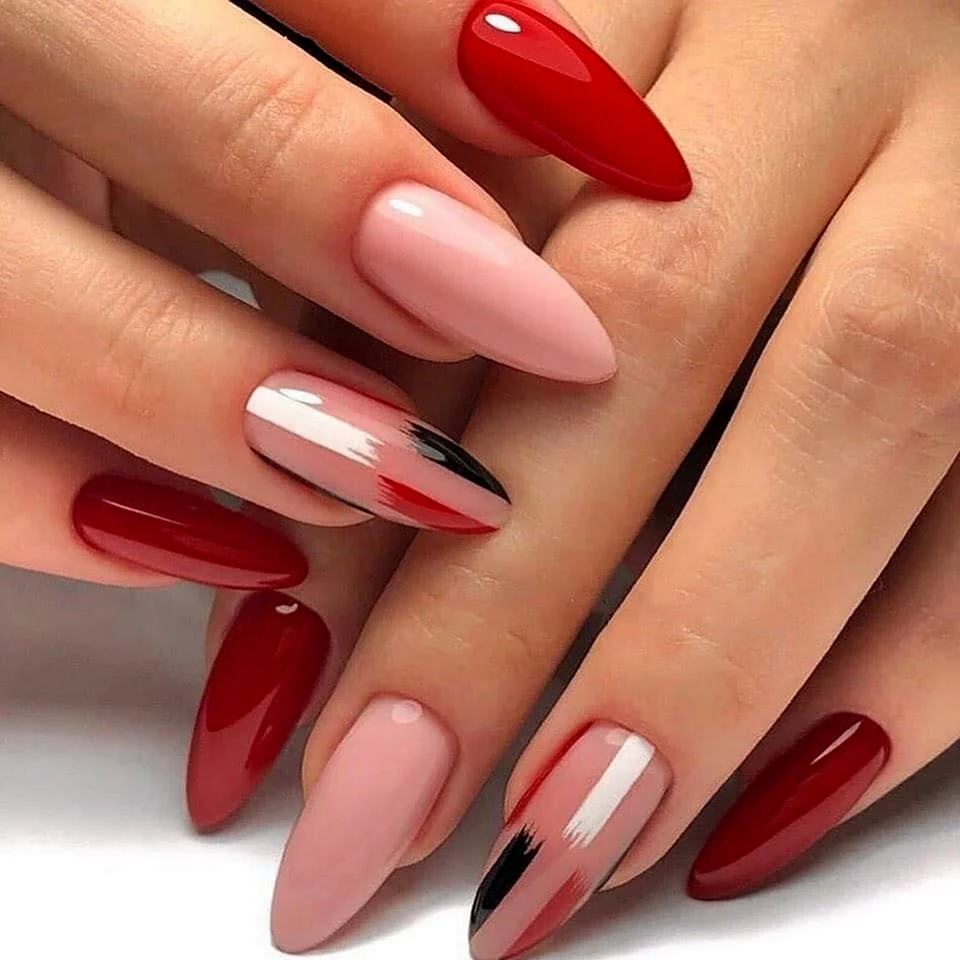 Красные ногти миндаль