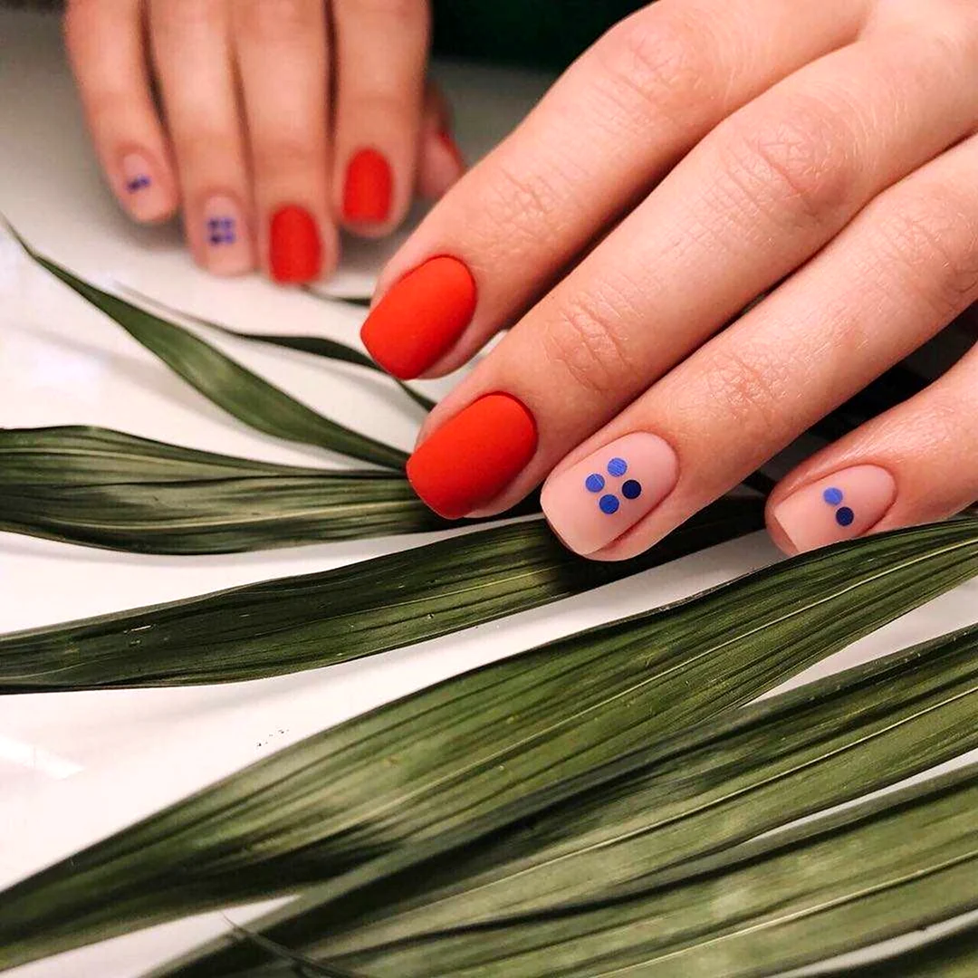 Маникюр на фоне растений