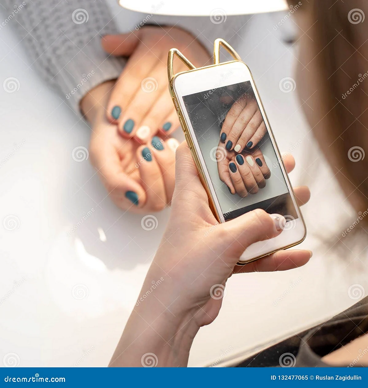 Девушка фотографирует маникюр