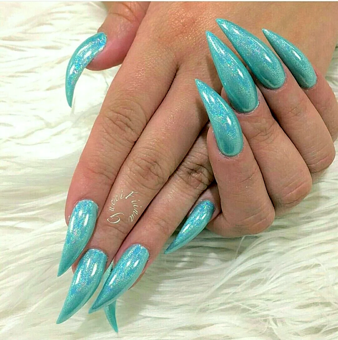 Голубые острые ногти