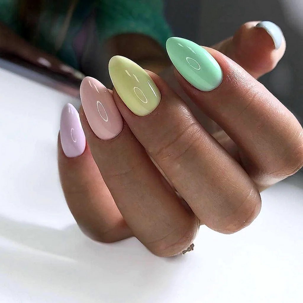 Маникюр разноцветный в пастельных тонах