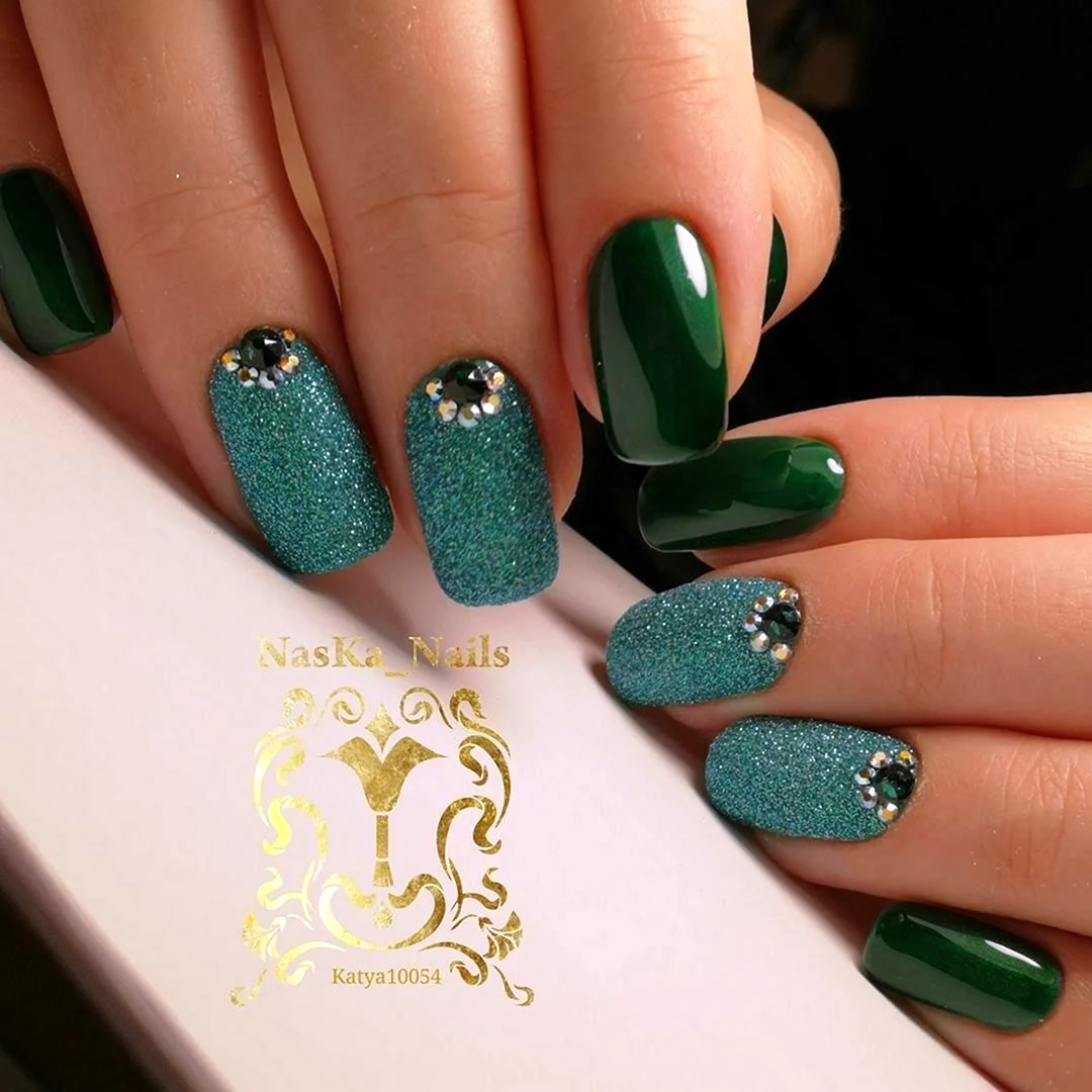 Маникюр изумрудный с золотом 2022