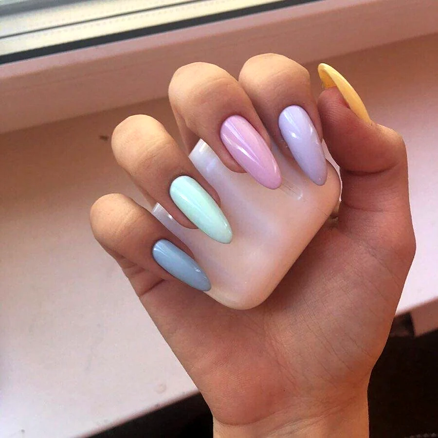 Маникюр разноцветный в пастельных тонах