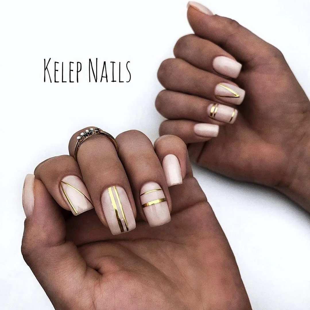 Маникюр с золотыми полосками
