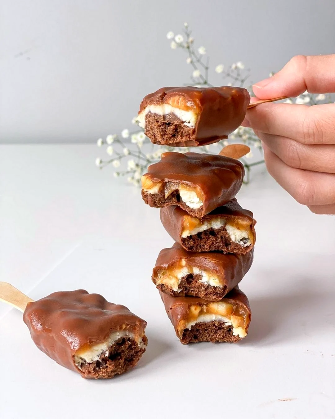 Фото пирожное эскимо Сникерс