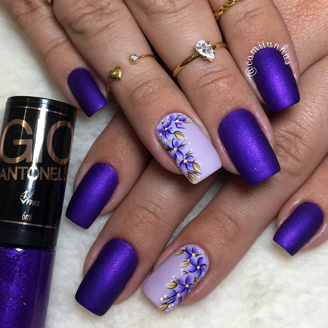 Сиреневый маникюр с паутинкой