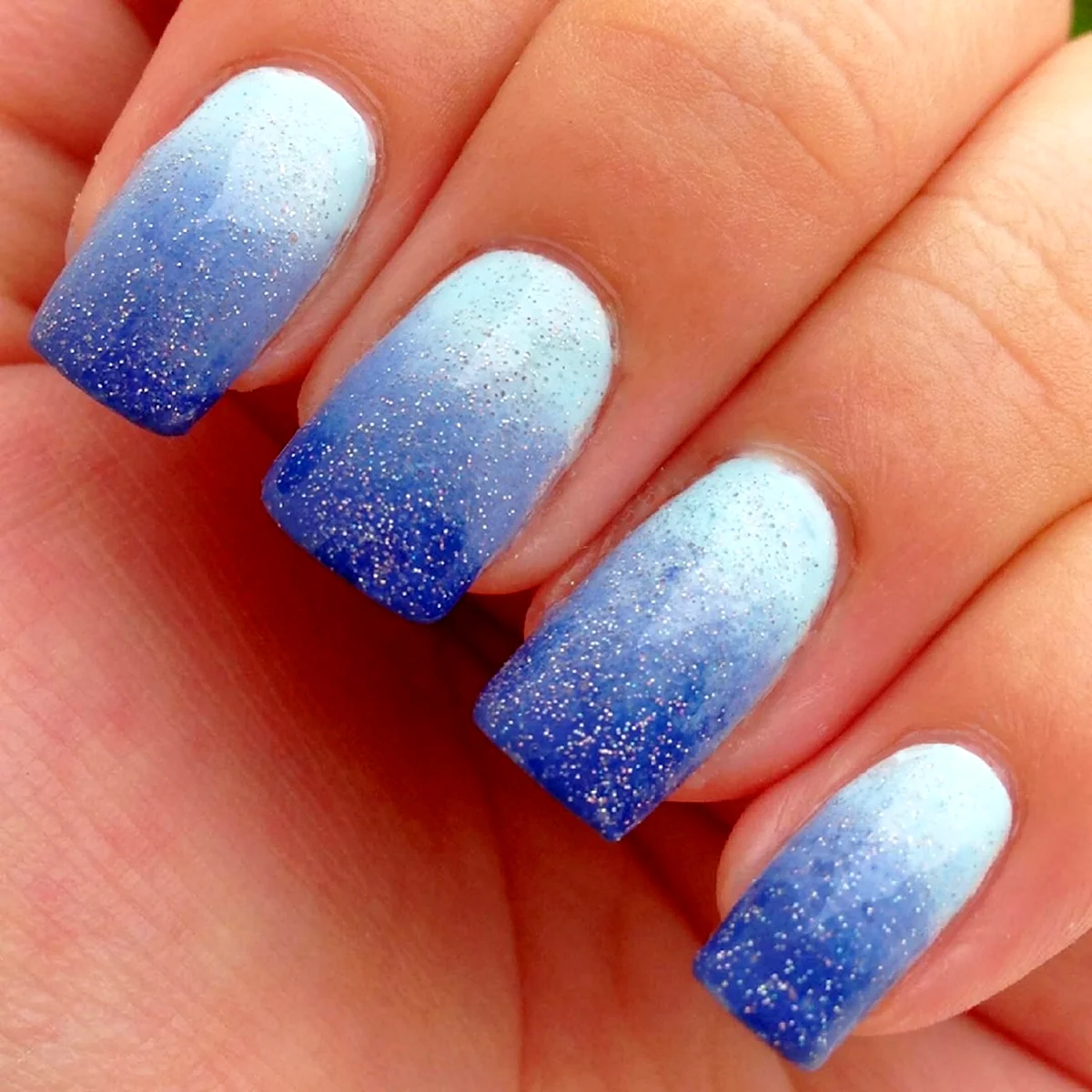 Голубые ногти с блестками