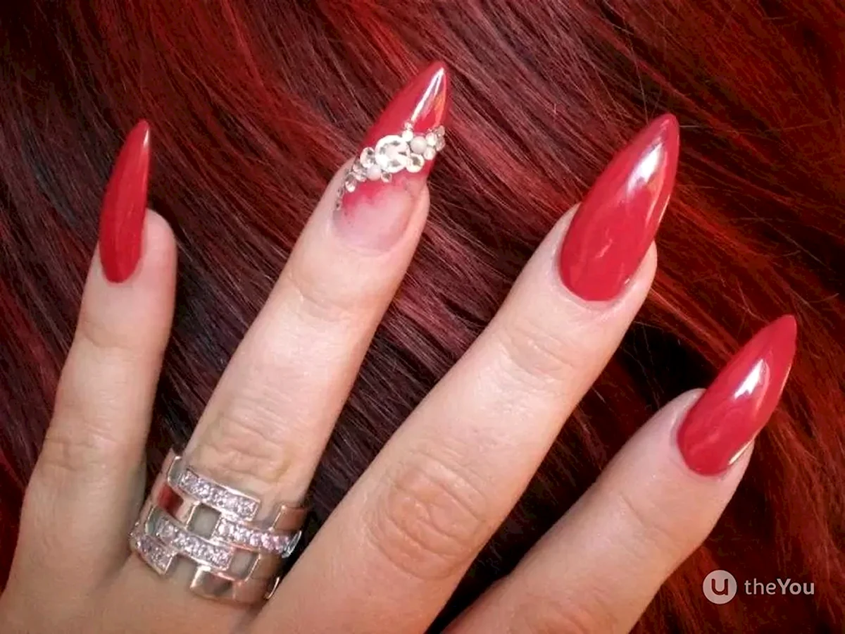 Красный френч на стилетах