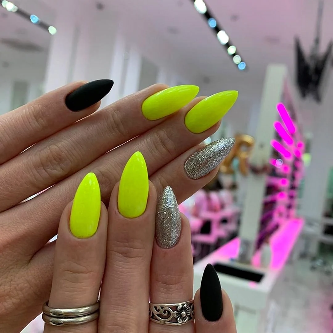 Яркий маникюр на длинные