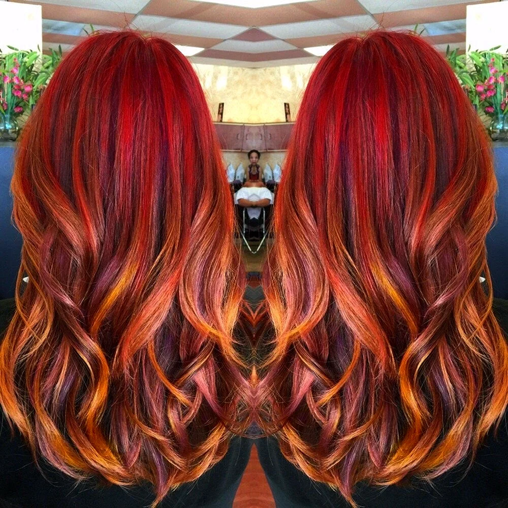 Рыжий с красными прядями