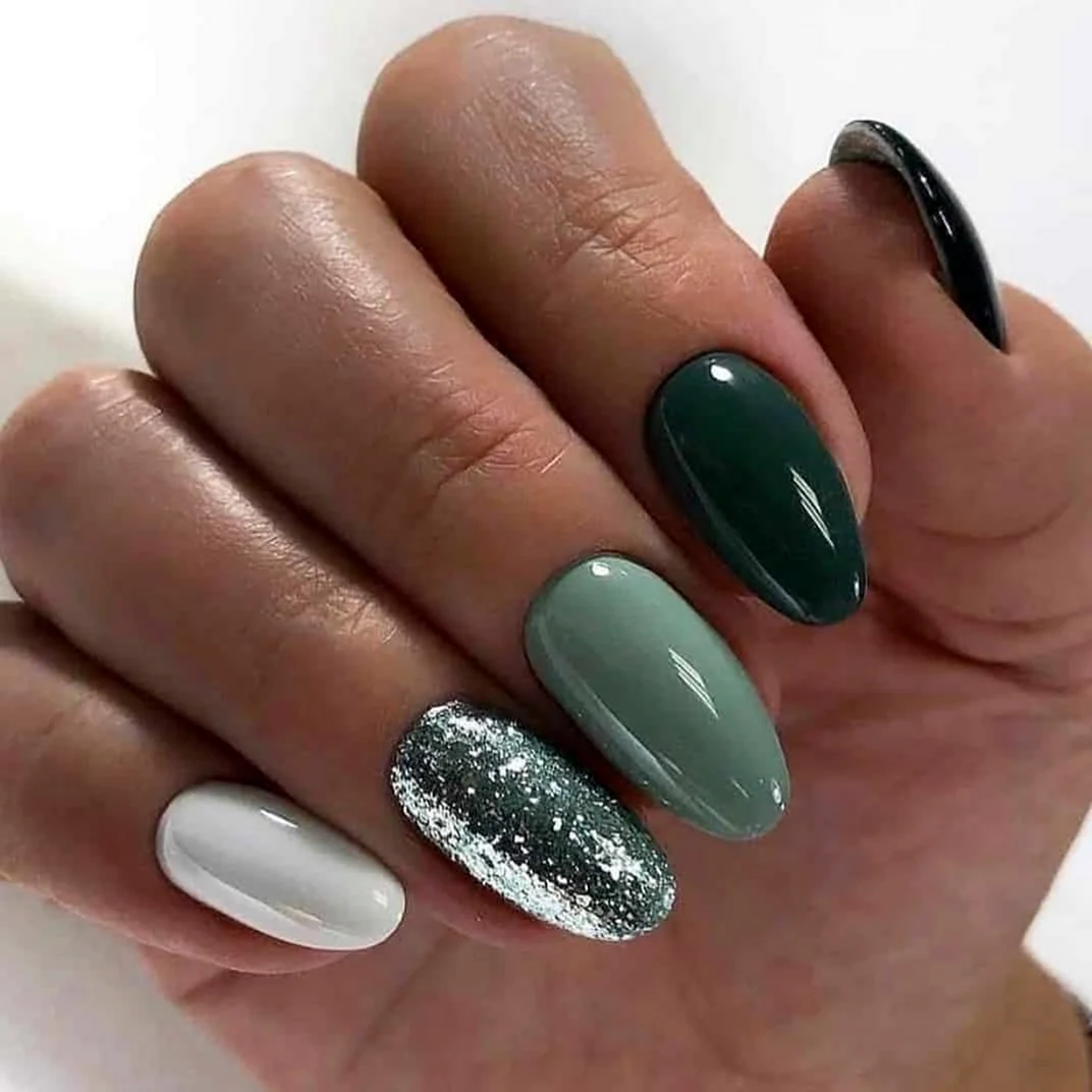 Маникюр миндаль темно зеленый