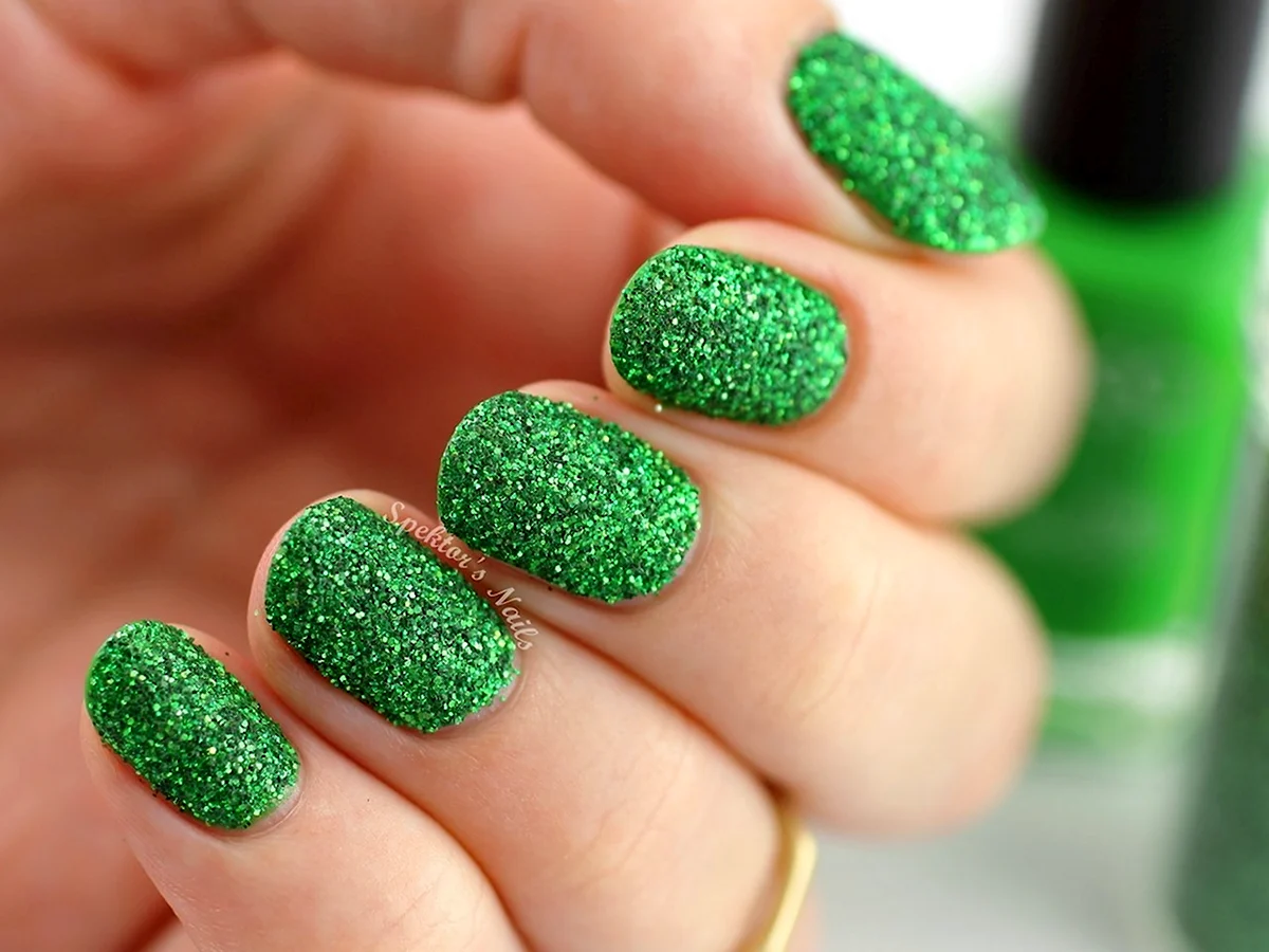 Зеленый блестящий маникюр