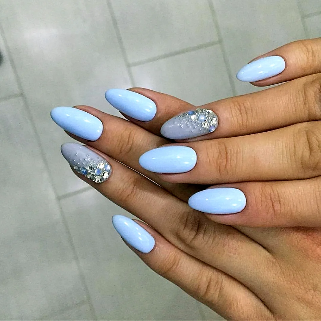 Ногти миндаль небесно голубые