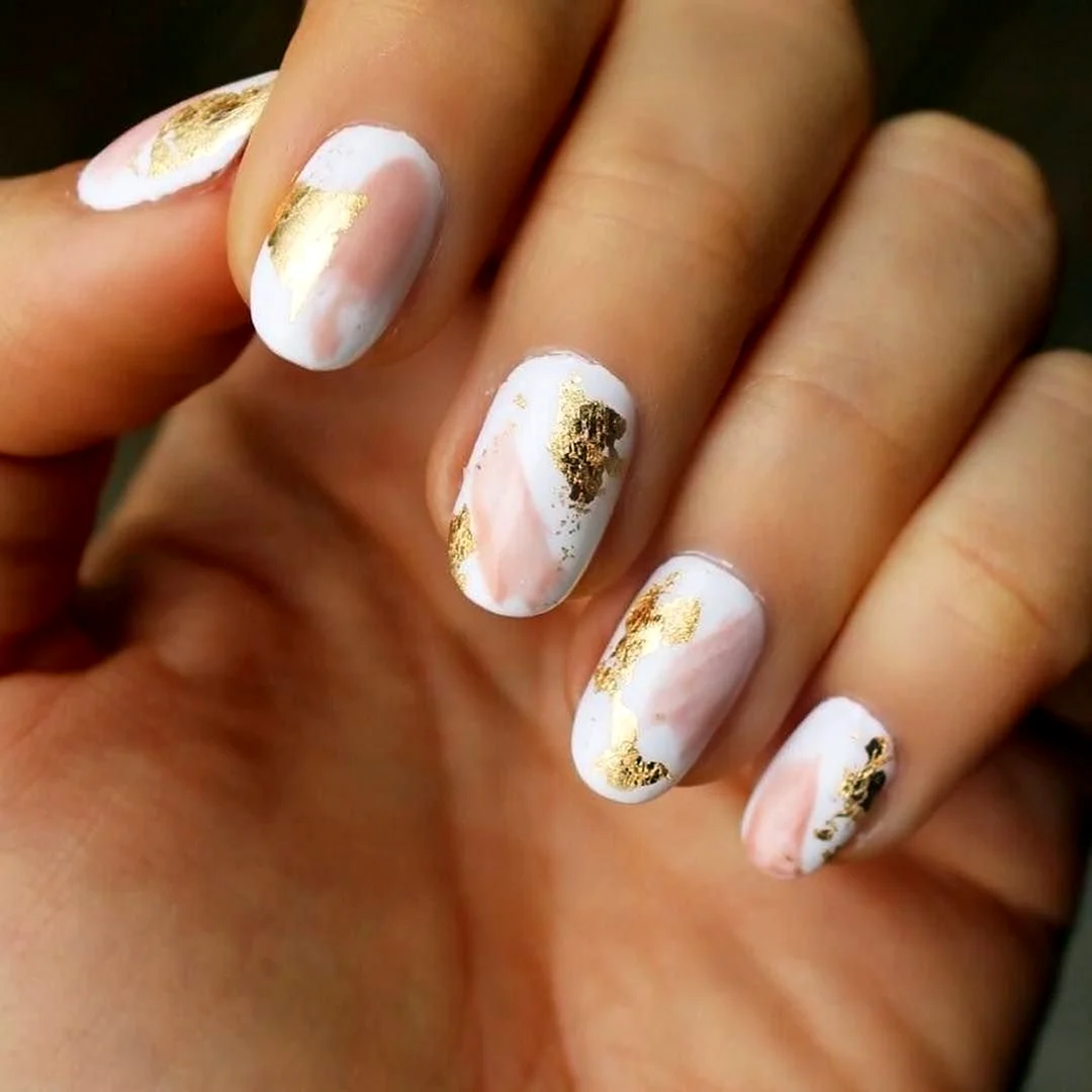 Нежный маникюр с золотой фольгой