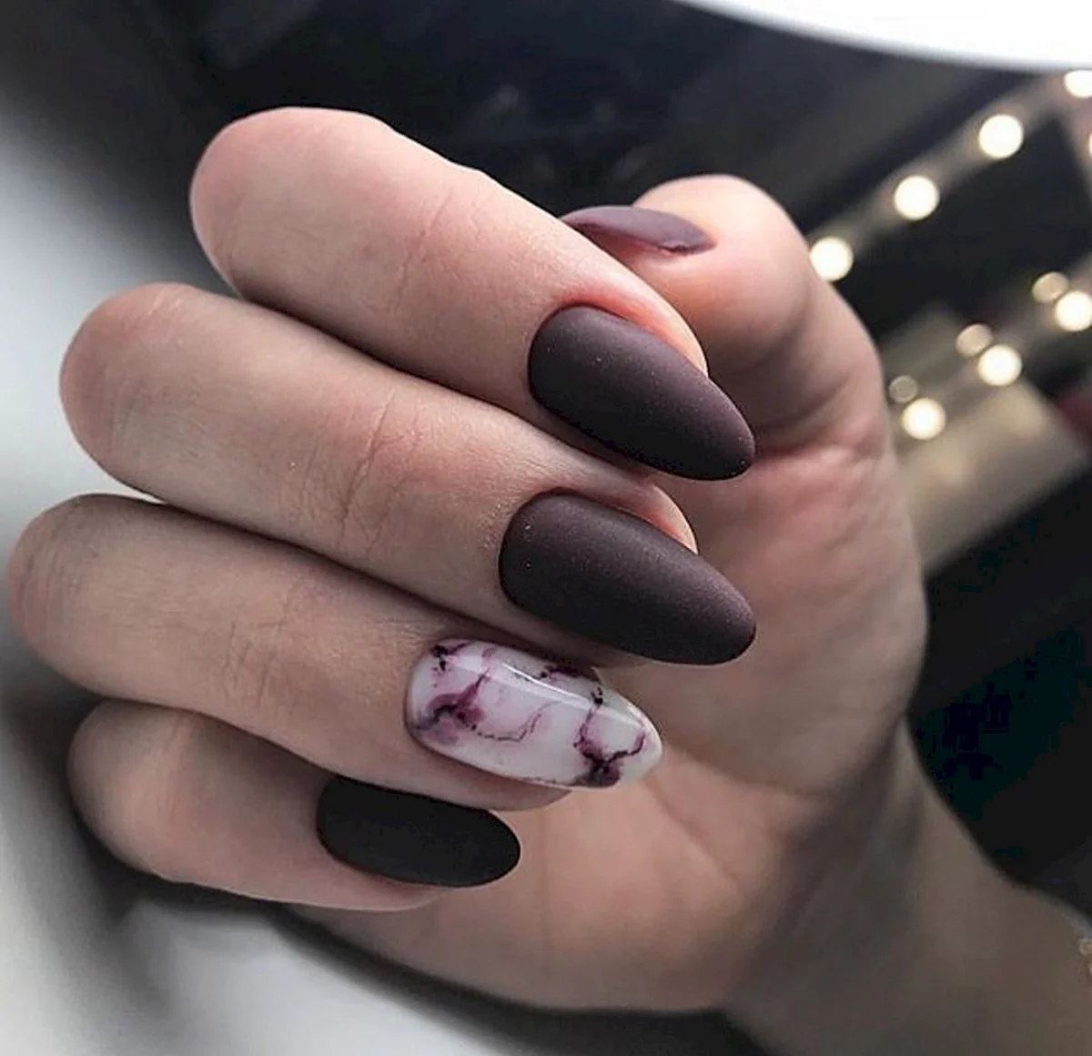 Бордовый маникюр с мрамором