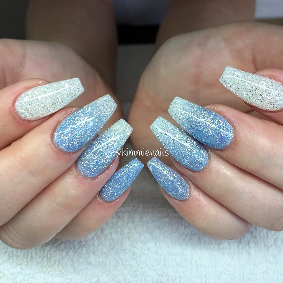 Голубые ногти с блестками