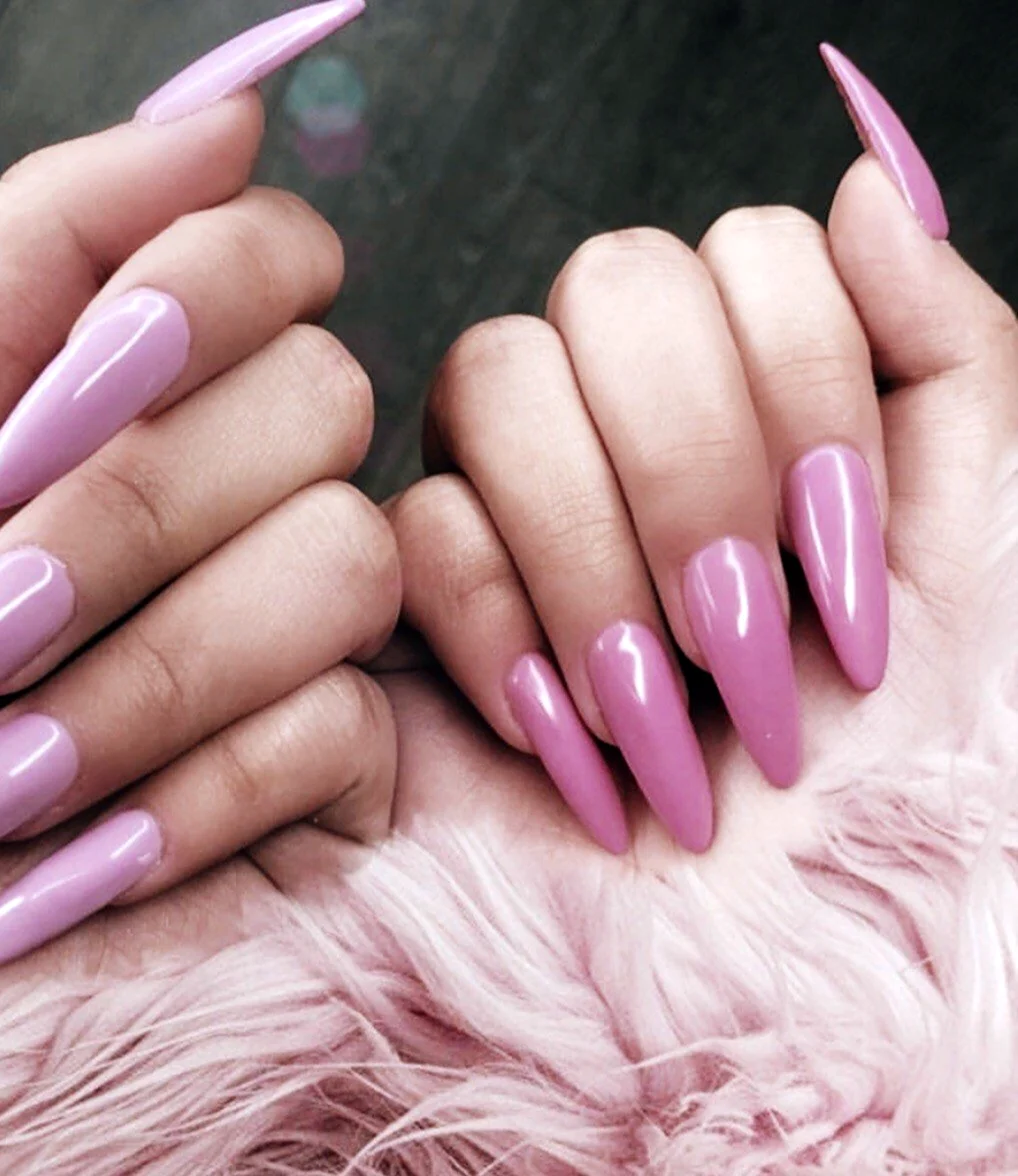 Длинные розовые ногти