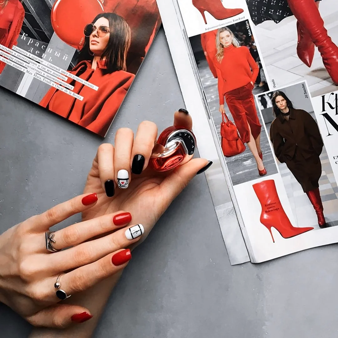 Маникюр на фоне журнала