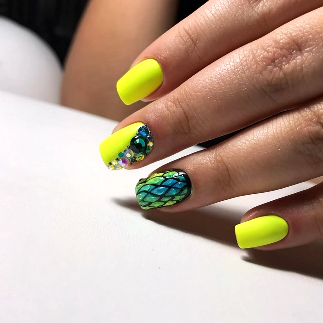 Жёлтый маникюр 2022