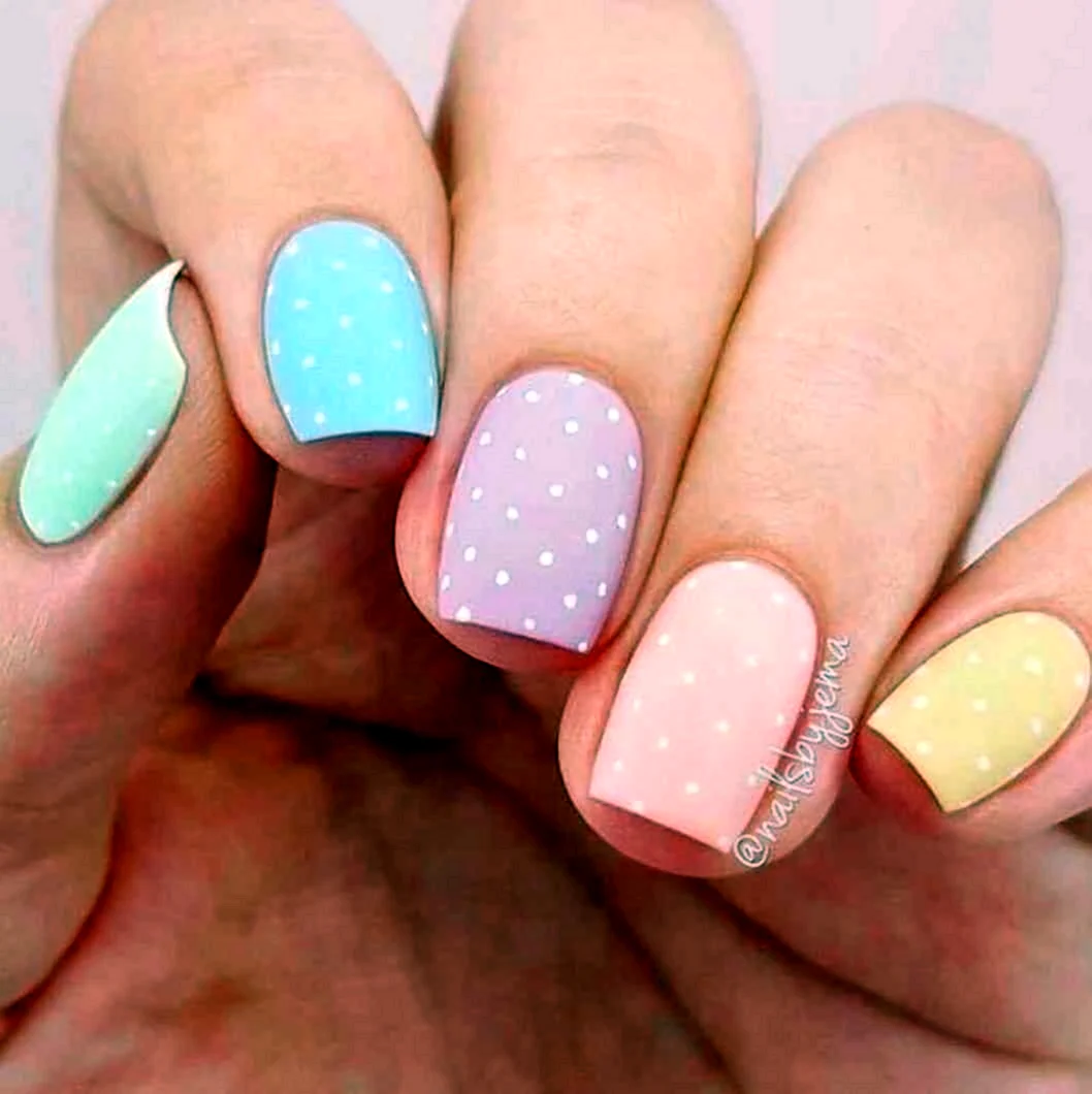 Маникюр разноцветный в пастельных тонах