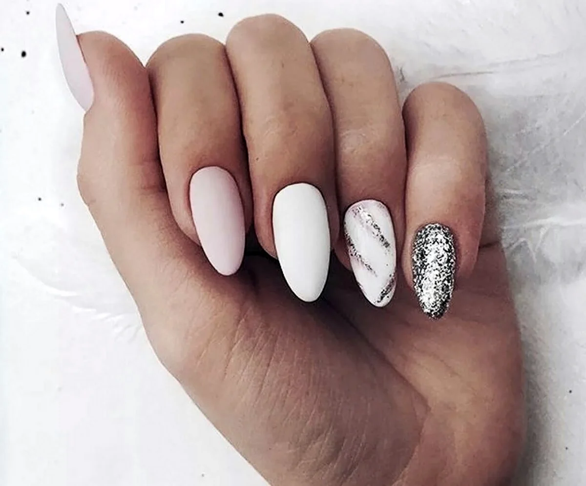 Белый маникюр миндаль