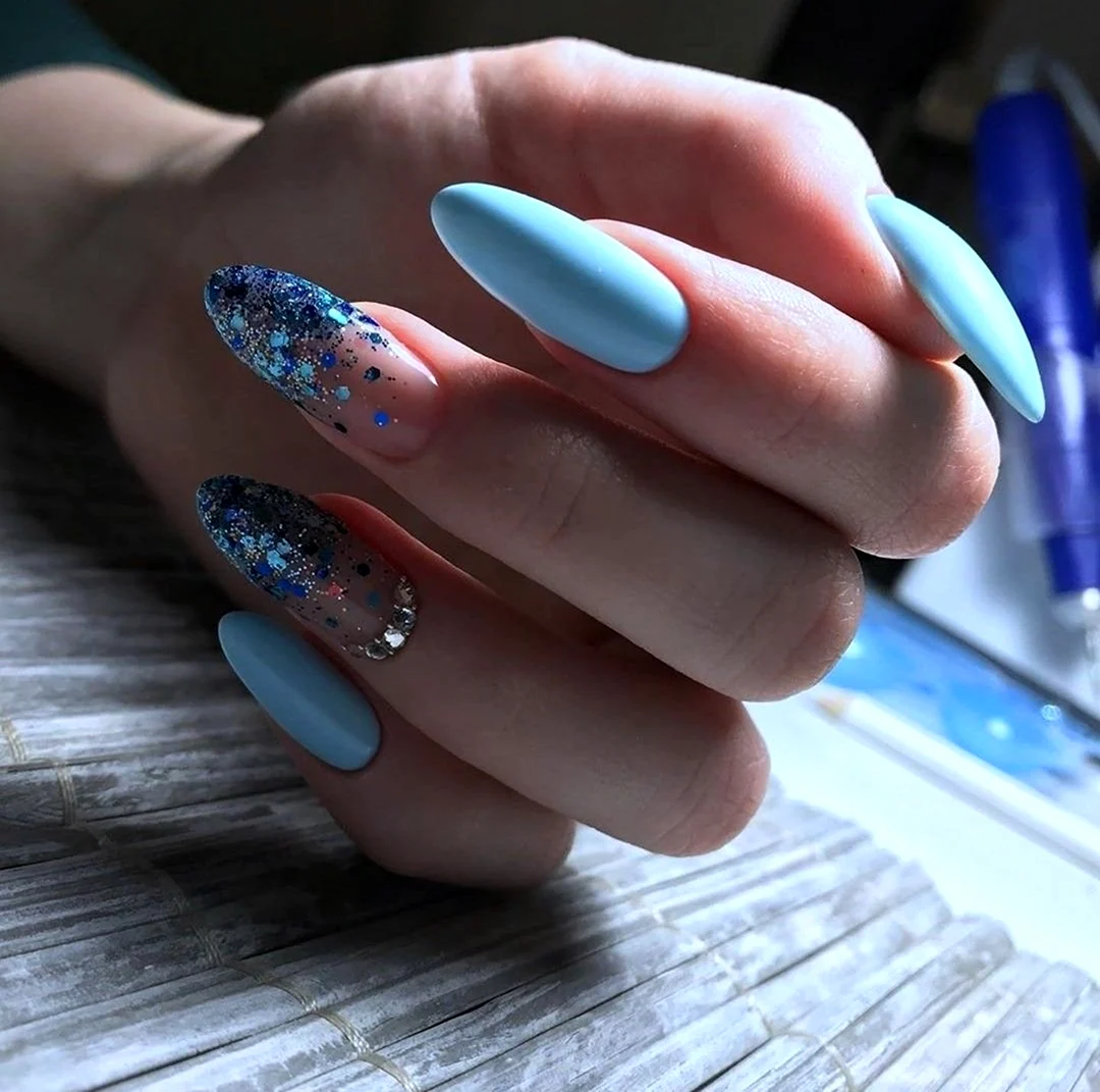 Голубые миндальные ногти