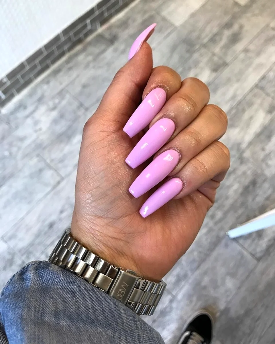 Ногти одна рука розовая