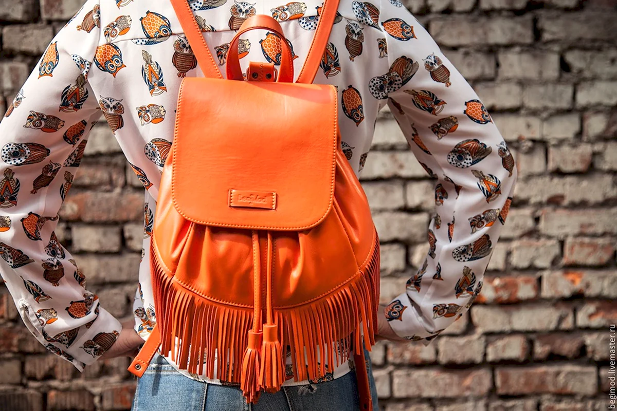 Рыжий рюкзак образ