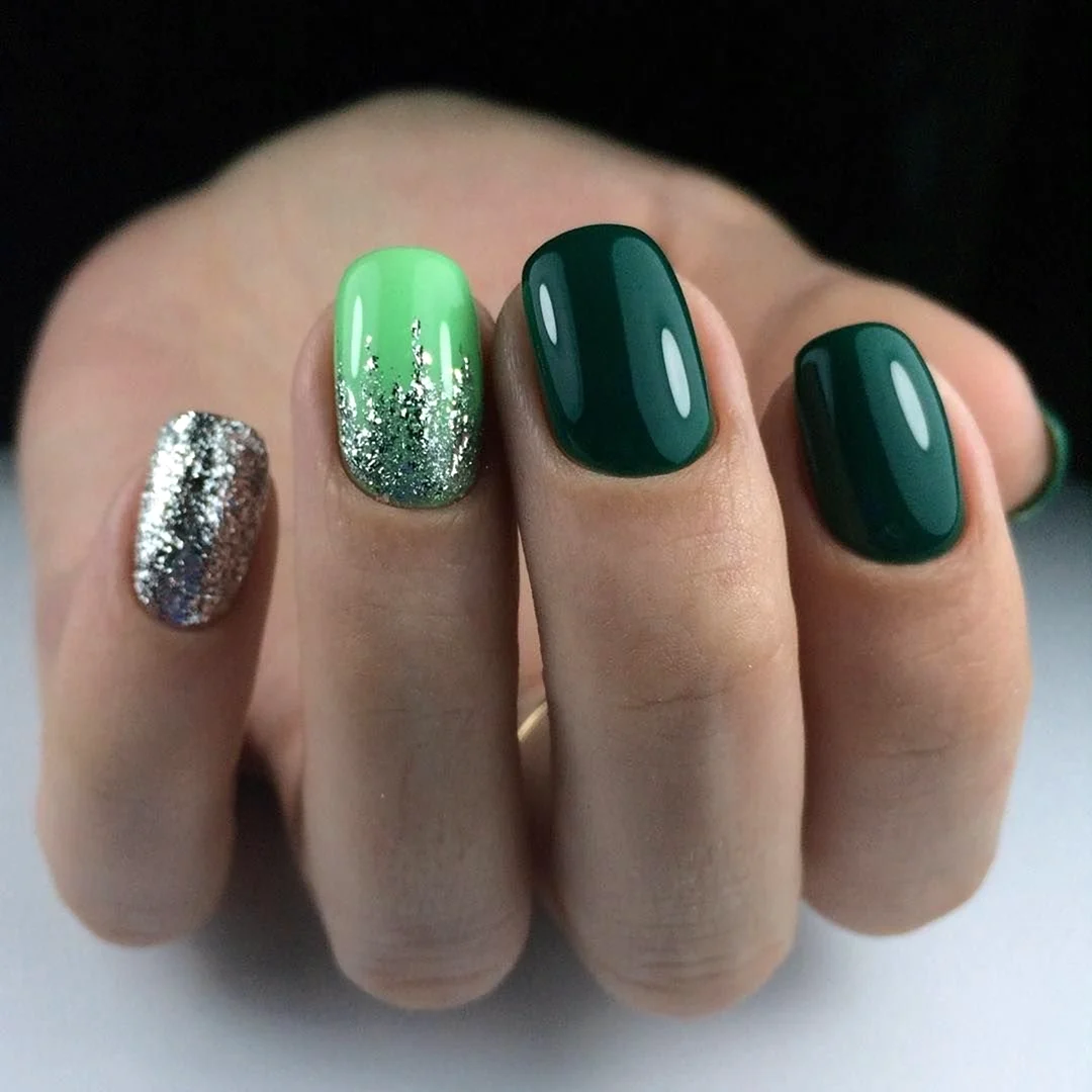 Изумрудный маникюр 2021