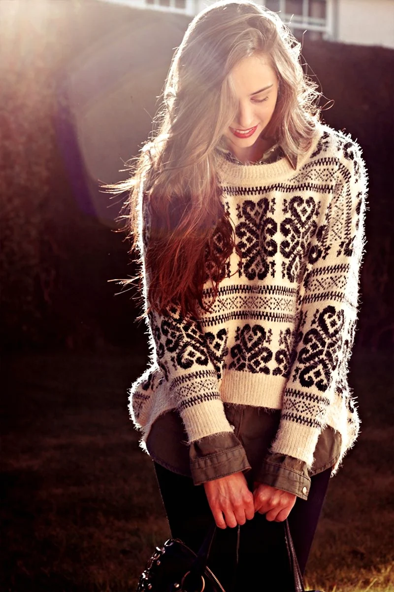 Красивая девушка в свитере