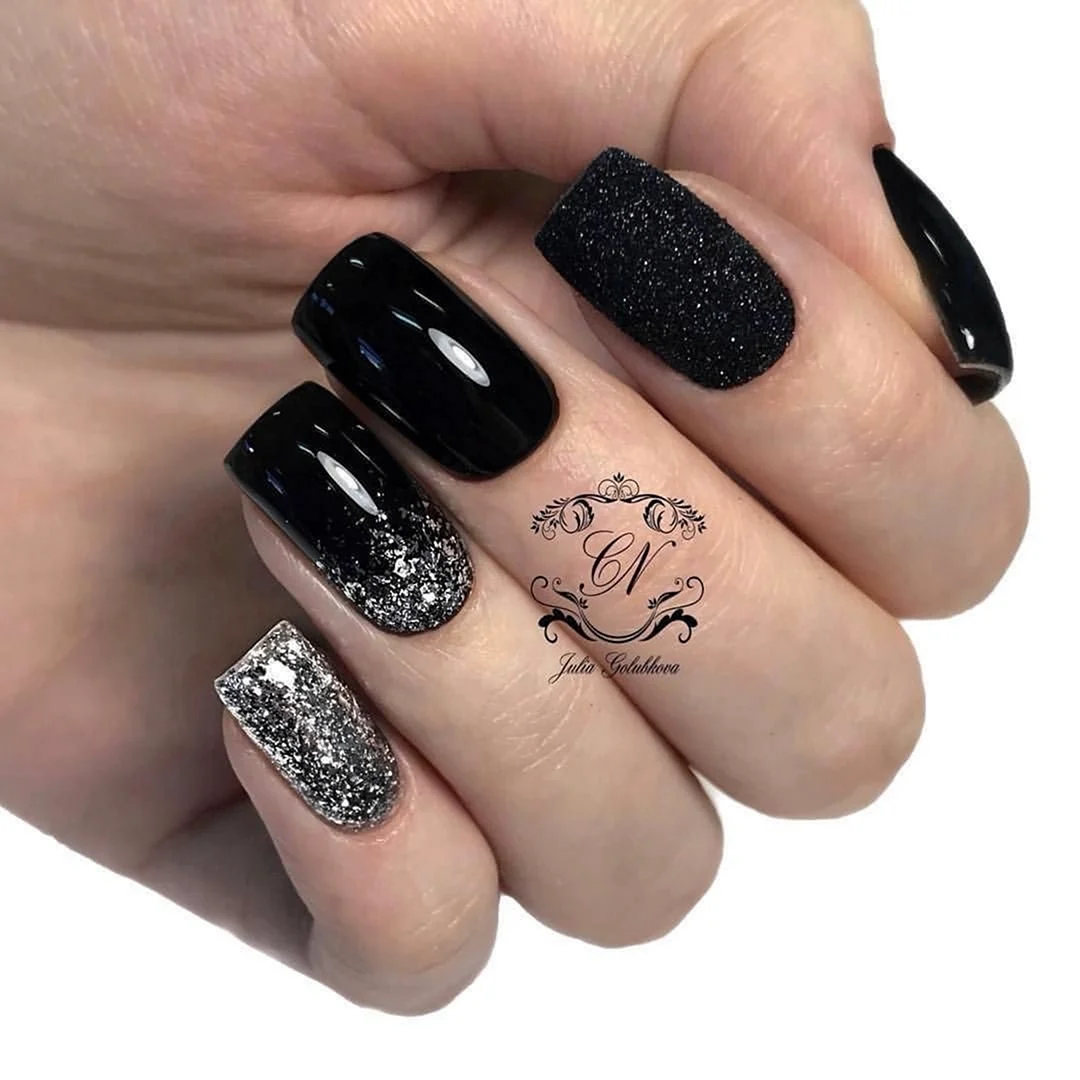 Черный маникюр