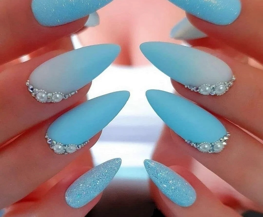 Голубые ногти