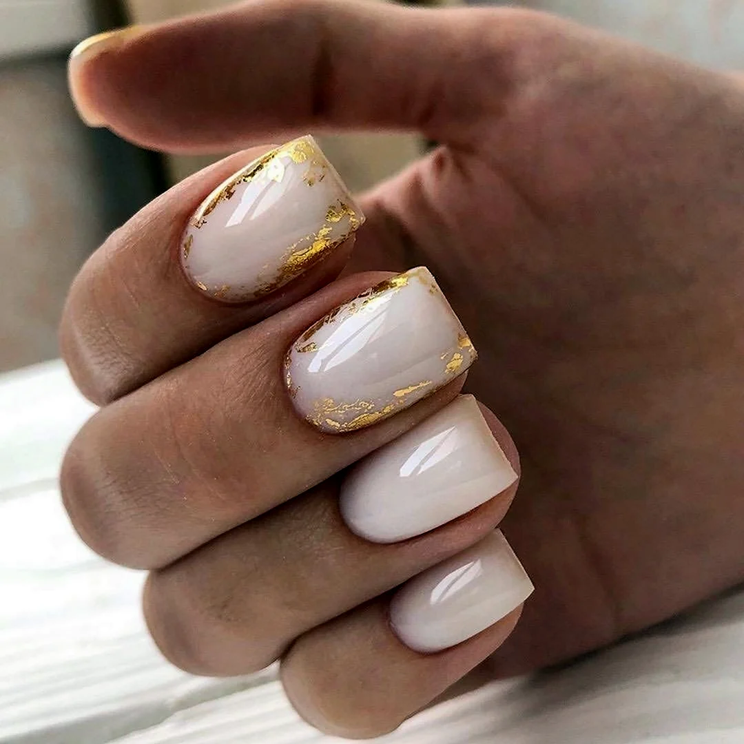 Молочный маникюр с фольгой