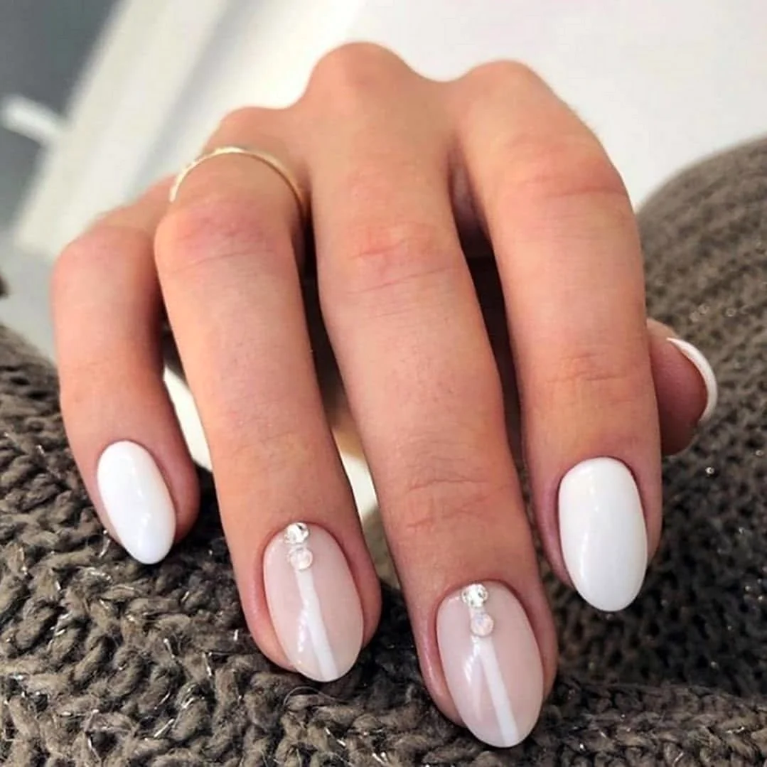 Маникюр нюдовый 2022 белый миндаль