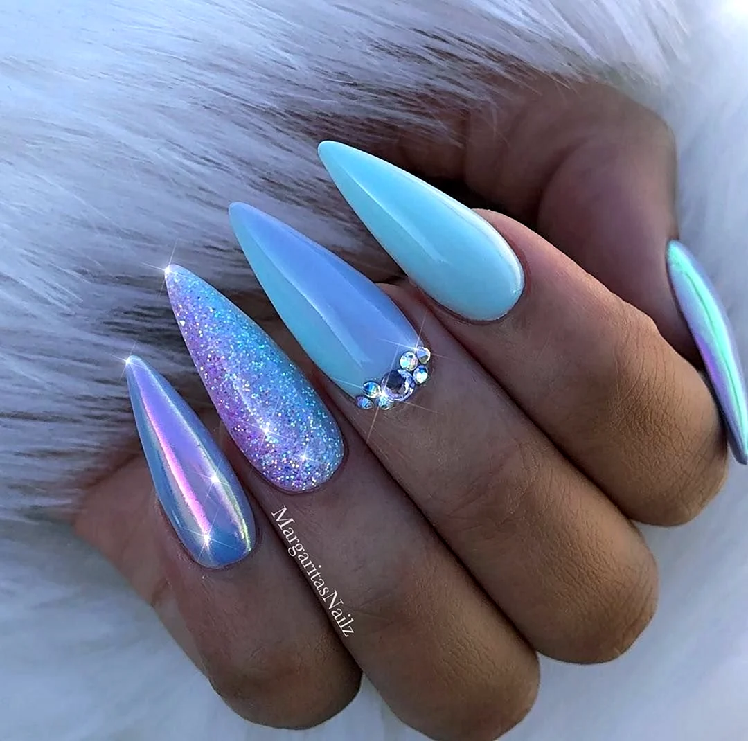 Голубой маникюр миндаль с втиркой