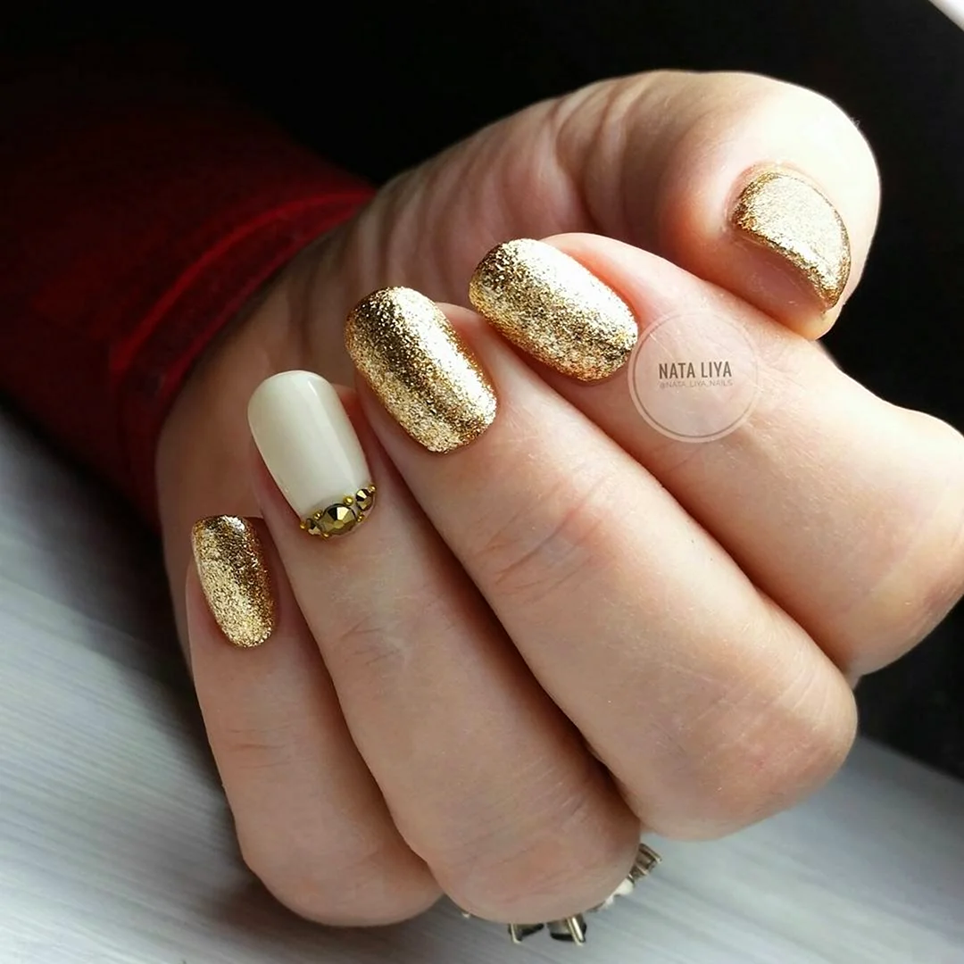 Маникюр бежевый с золотом