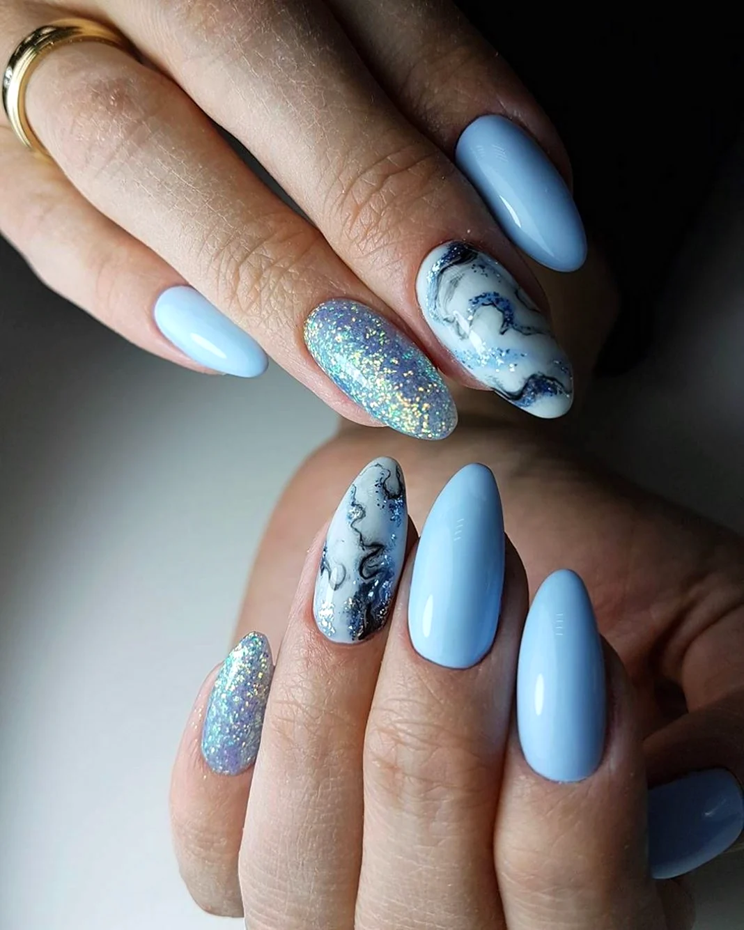 Маникюр нежно голубой миндаль 2022