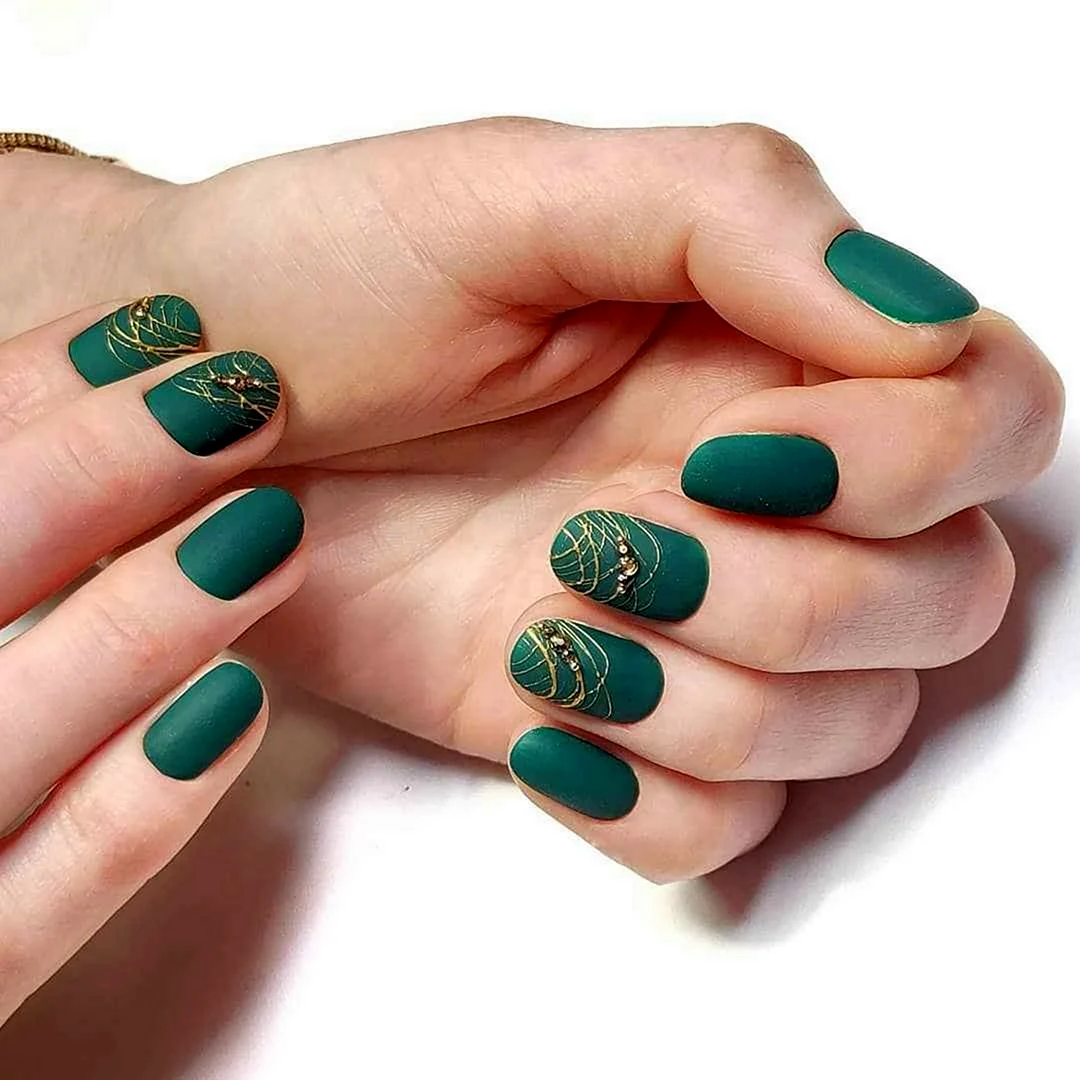 Изумрудный маникюр 2022