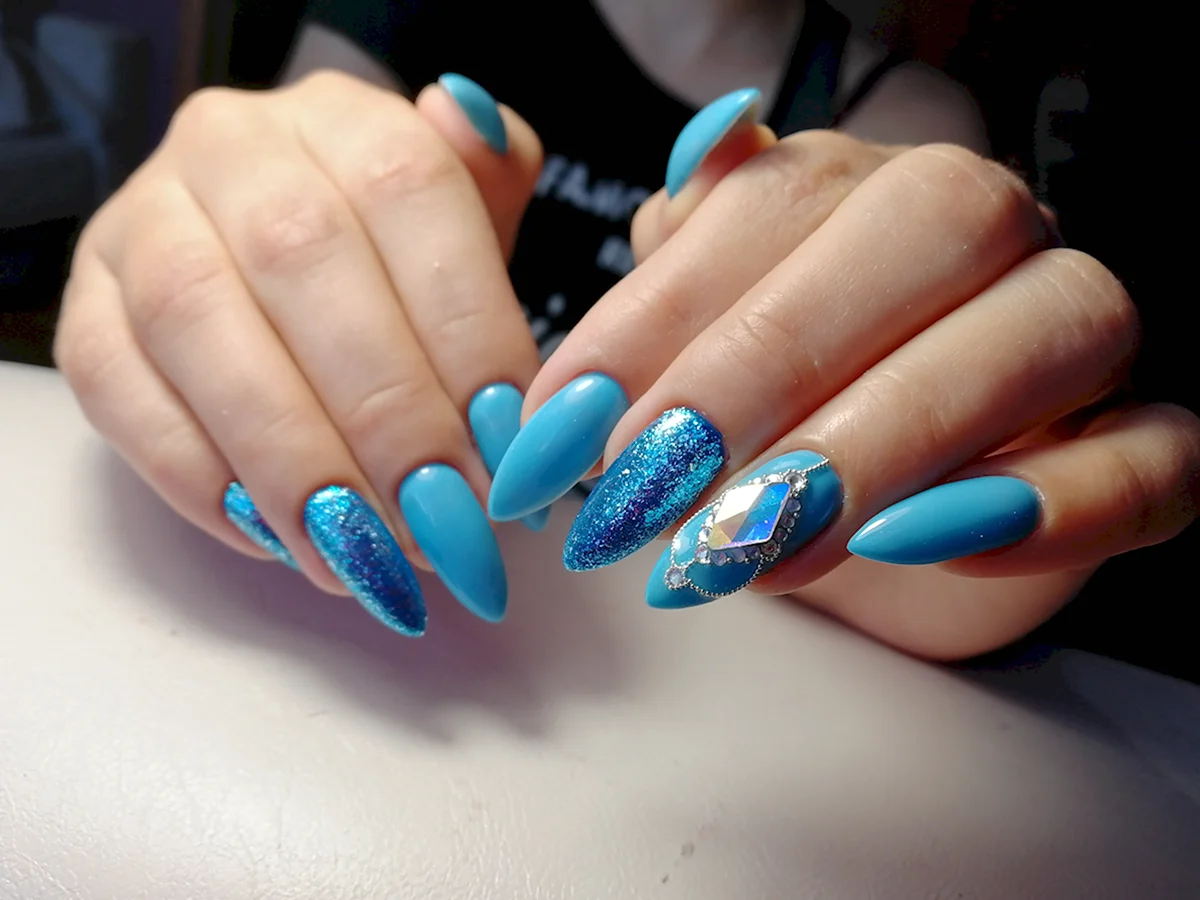 Синий маникюр с блестками миндаль