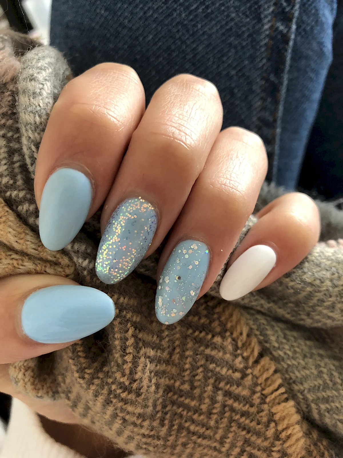 Голубые ногти миндаль