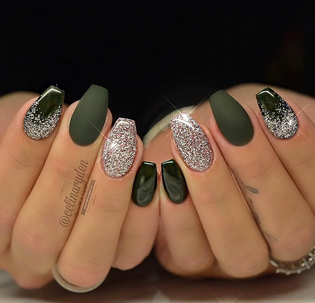 Ногти болотного цвета с золотом