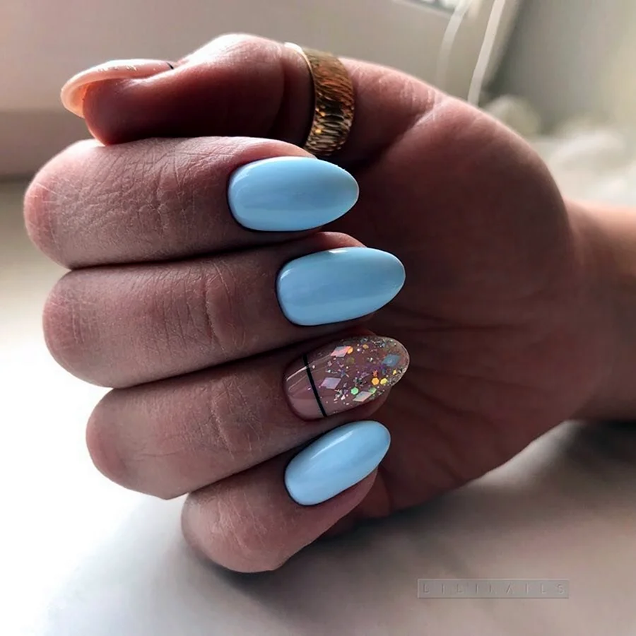 Нежно голубые ногти миндаль