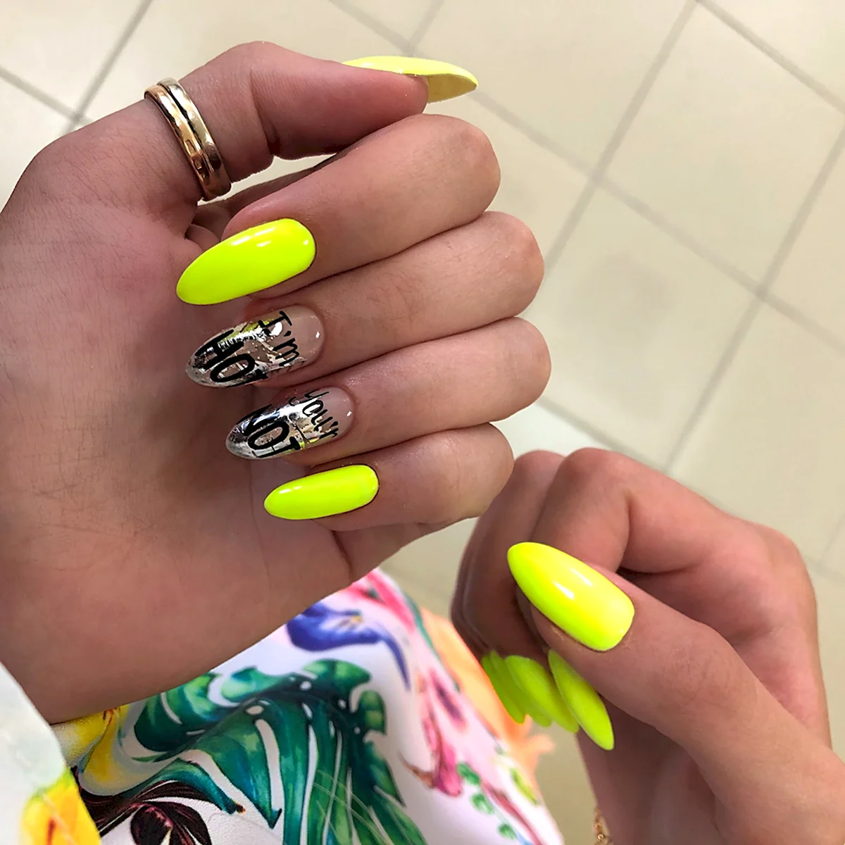 Желтый неоновый маникюр 2022